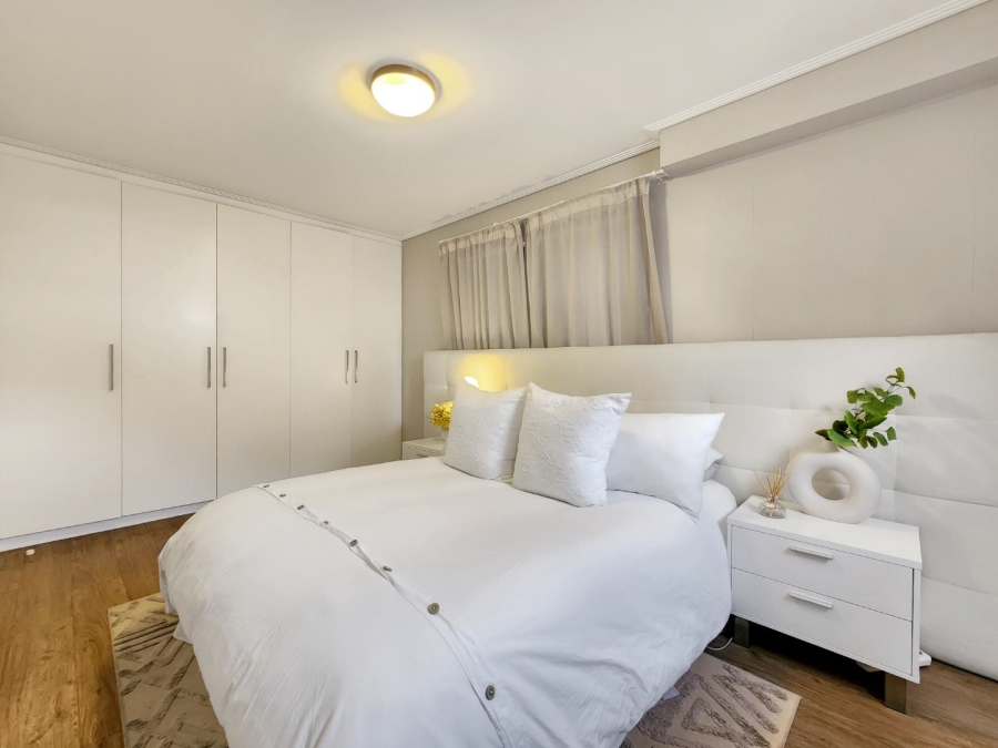 1 Bedroom Property for Sale in Vredehoek Western Cape